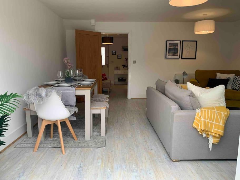 Вилла Stylish & Spacious 3 Bed House With 2 Free Car Parking Spaces Appledram Экстерьер фото